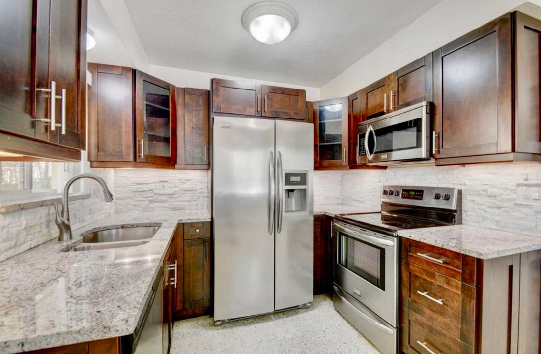 Active With Contract: $1,695 (1 beds, 1 baths, 650 Square Feet)