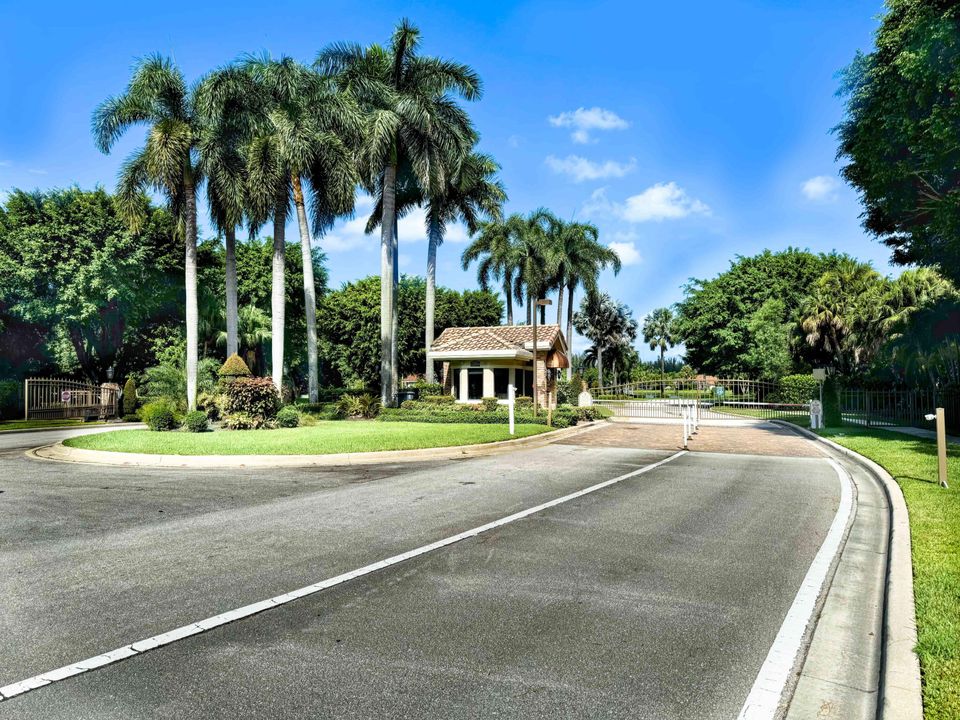 Active With Contract: $649,900 (3 beds, 3 baths, 2376 Square Feet)