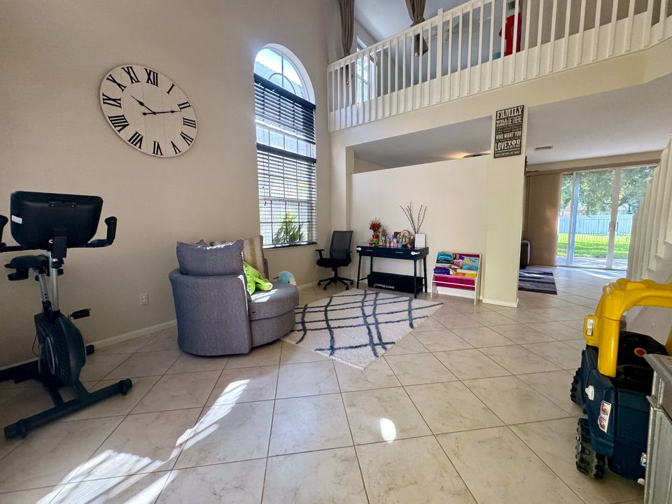 Active With Contract: $3,300 (3 beds, 2 baths, 2003 Square Feet)