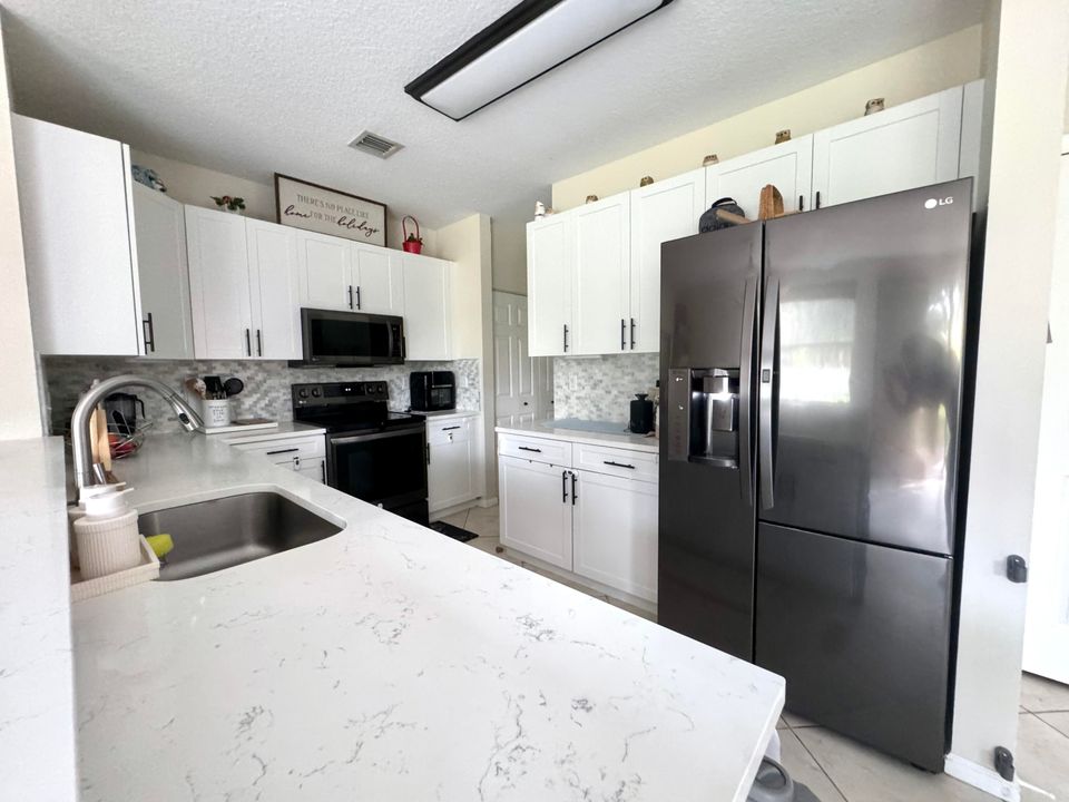 Active With Contract: $3,300 (3 beds, 2 baths, 2003 Square Feet)