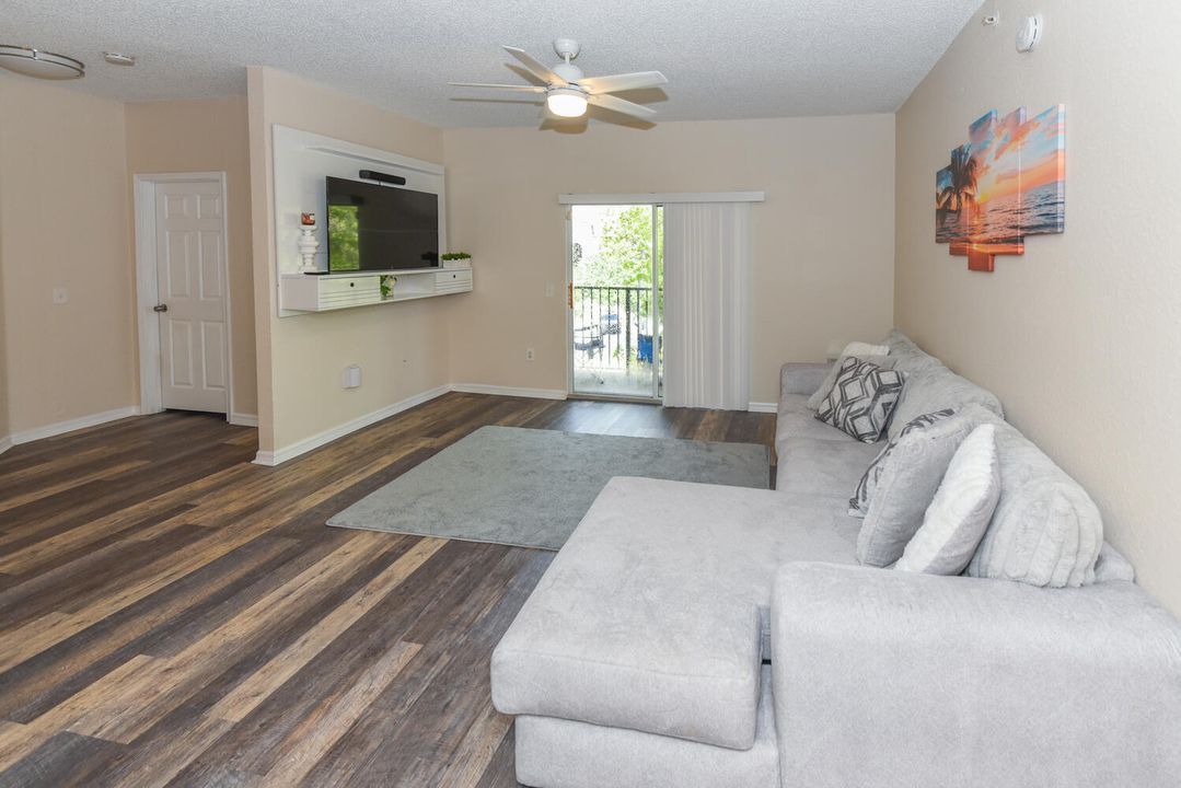 Active With Contract: $299,000 (2 beds, 2 baths, 1215 Square Feet)