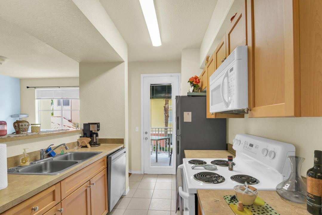 For Sale: $287,000 (1 beds, 1 baths, 815 Square Feet)