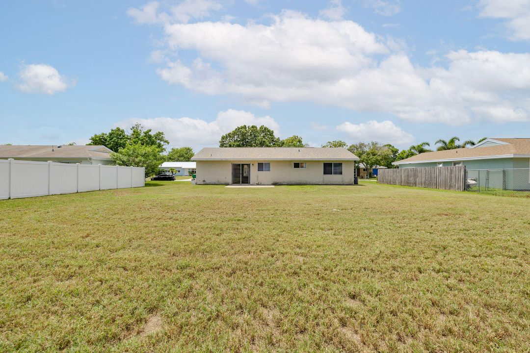 Active With Contract: $315,000 (3 beds, 2 baths, 984 Square Feet)