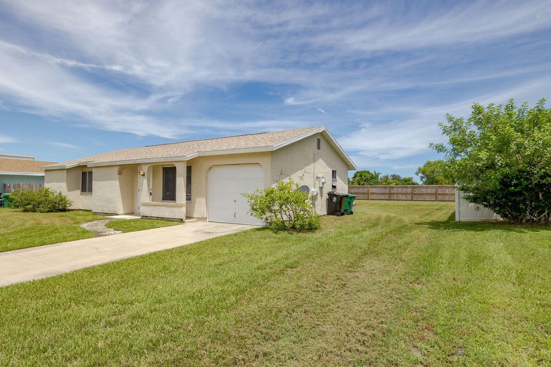 Active With Contract: $315,000 (3 beds, 2 baths, 984 Square Feet)