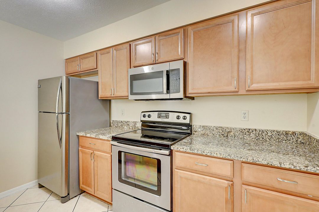 Active With Contract: $2,000 (2 beds, 2 baths, 1020 Square Feet)