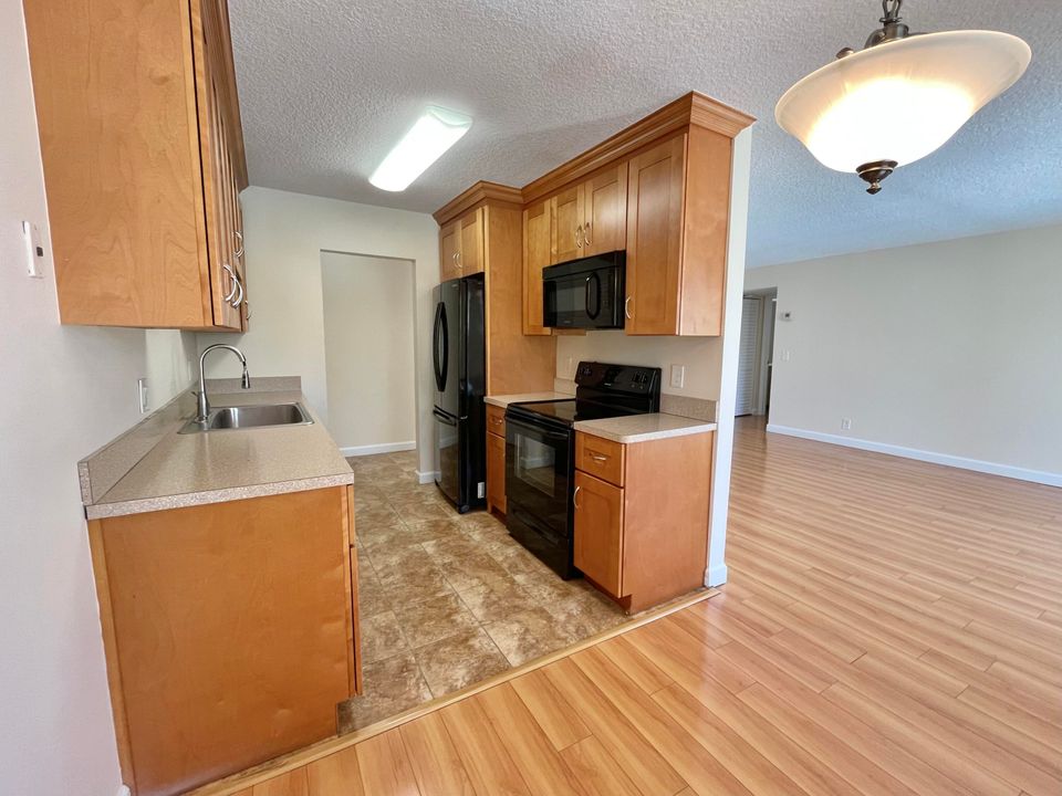 For Sale: $199,000 (1 beds, 1 baths, 864 Square Feet)