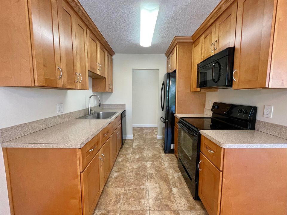 For Sale: $199,000 (1 beds, 1 baths, 864 Square Feet)