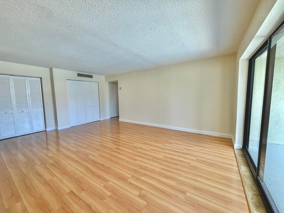 For Sale: $199,000 (1 beds, 1 baths, 864 Square Feet)