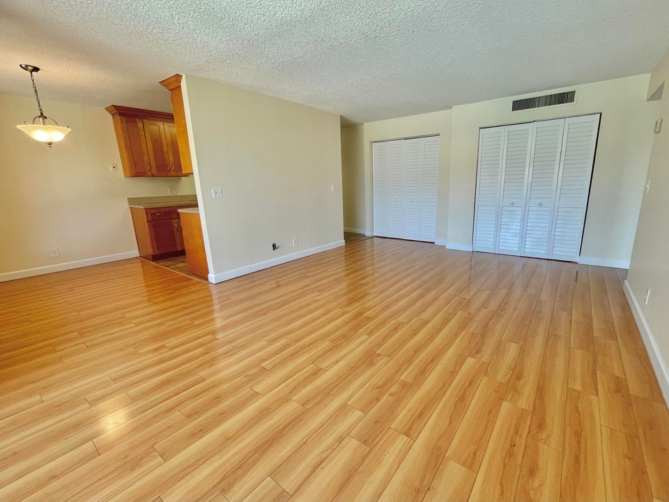 For Sale: $199,000 (1 beds, 1 baths, 864 Square Feet)