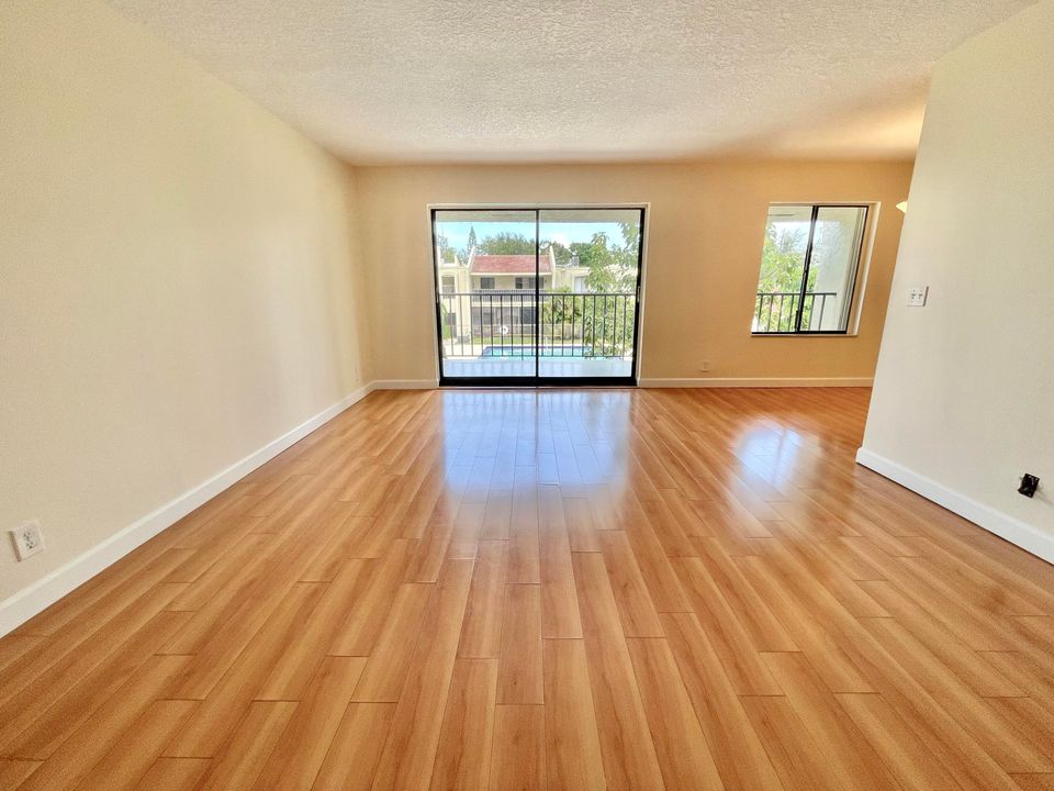 For Sale: $199,000 (1 beds, 1 baths, 864 Square Feet)