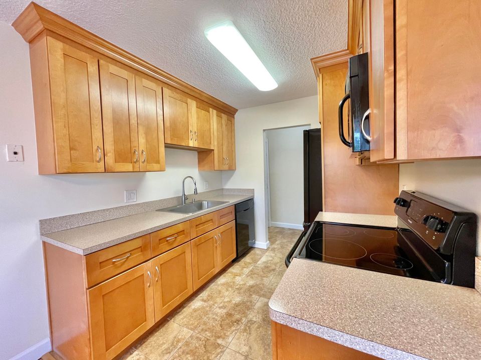 For Sale: $199,000 (1 beds, 1 baths, 864 Square Feet)