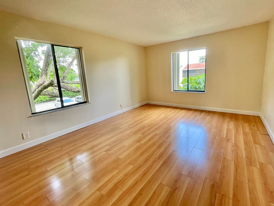 For Sale: $199,000 (1 beds, 1 baths, 864 Square Feet)