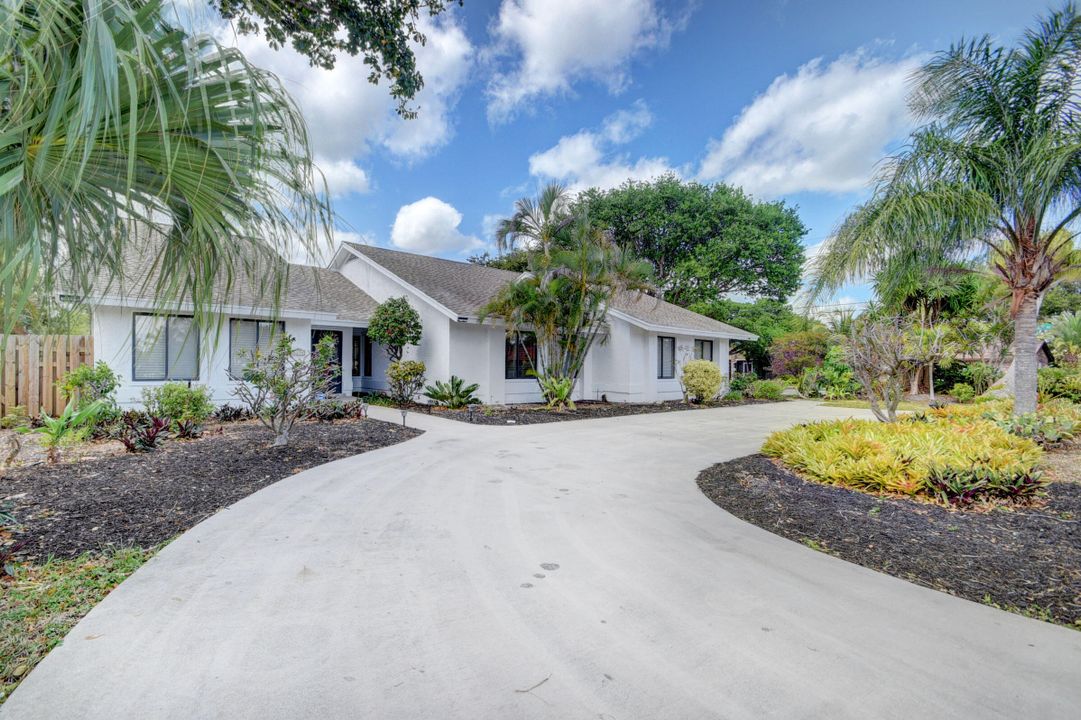 For Sale: $795,000 (3 beds, 2 baths, 2304 Square Feet)