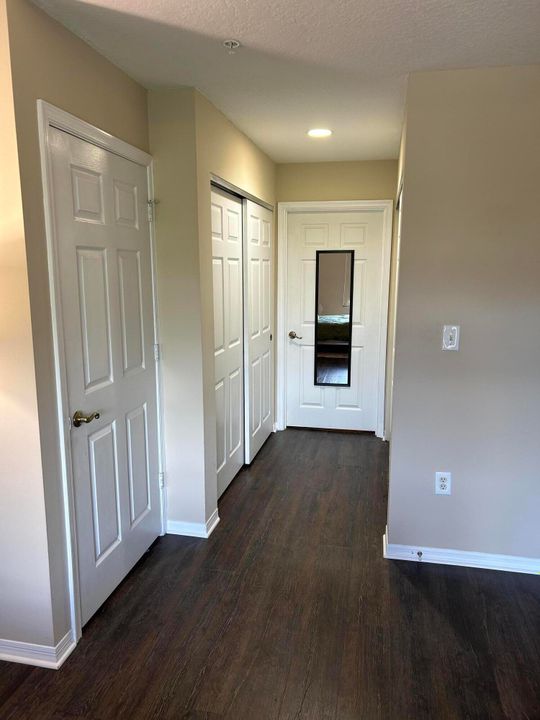 Active With Contract: $2,100 (1 beds, 1 baths, 719 Square Feet)