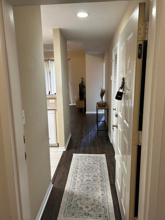 Active With Contract: $2,100 (1 beds, 1 baths, 719 Square Feet)