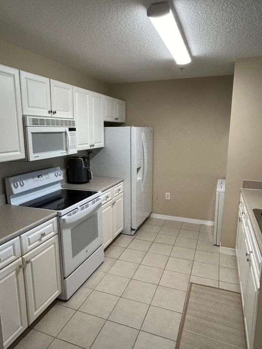 Active With Contract: $2,100 (1 beds, 1 baths, 719 Square Feet)