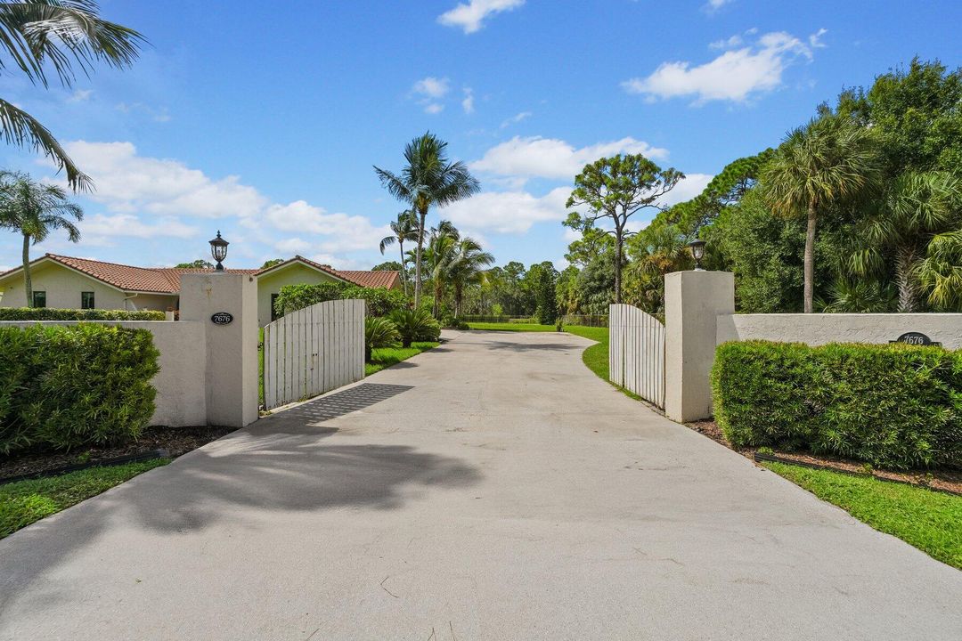 For Sale: $1,100,000 (3 beds, 2 baths, 2652 Square Feet)