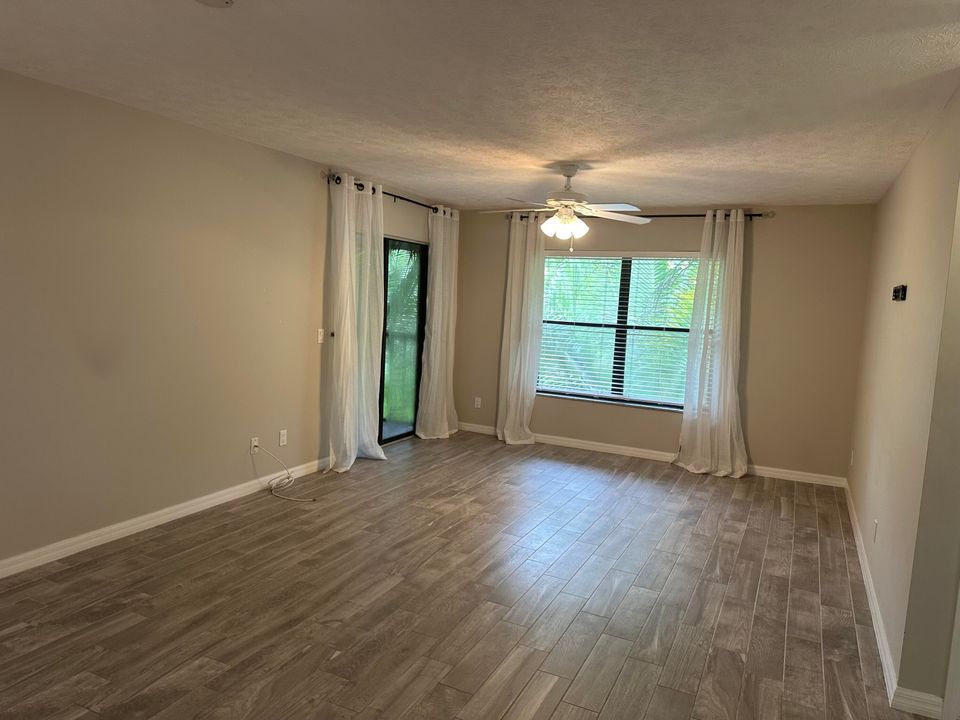 For Sale: $199,000 (2 beds, 2 baths, 967 Square Feet)