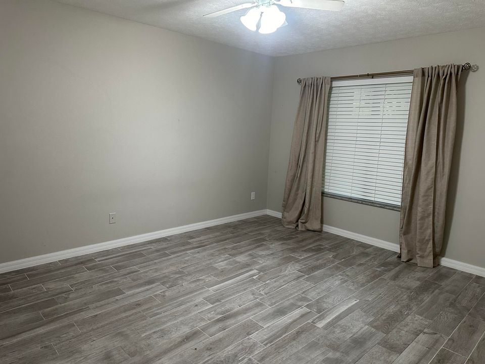 For Sale: $199,000 (2 beds, 2 baths, 967 Square Feet)