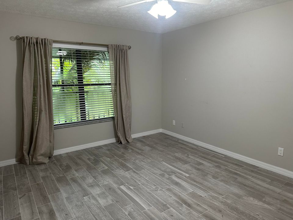 For Sale: $199,000 (2 beds, 2 baths, 967 Square Feet)