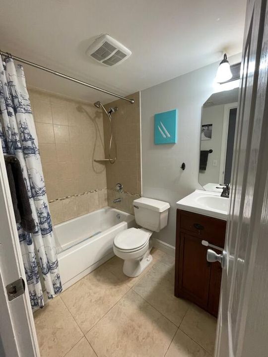 Active With Contract: $2,100 (2 beds, 2 baths, 923 Square Feet)