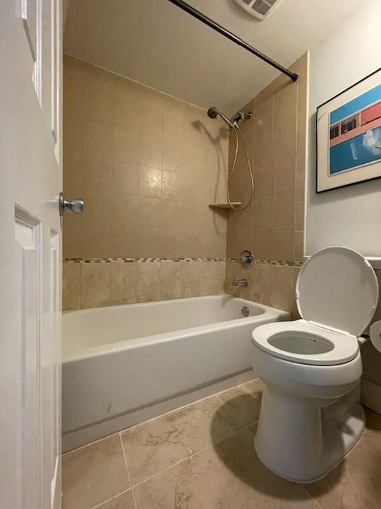 Active With Contract: $2,100 (2 beds, 2 baths, 923 Square Feet)