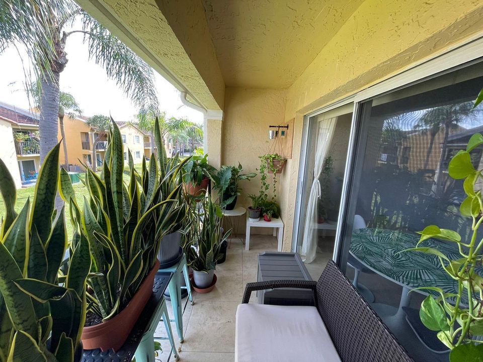 Active With Contract: $2,100 (2 beds, 2 baths, 923 Square Feet)