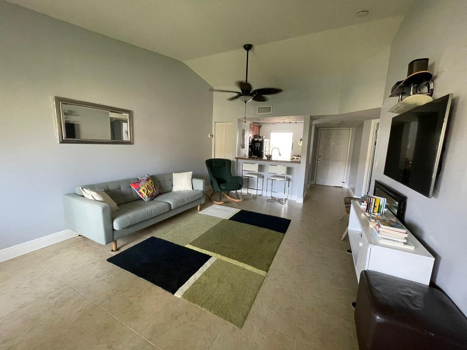 Active With Contract: $2,100 (2 beds, 2 baths, 923 Square Feet)