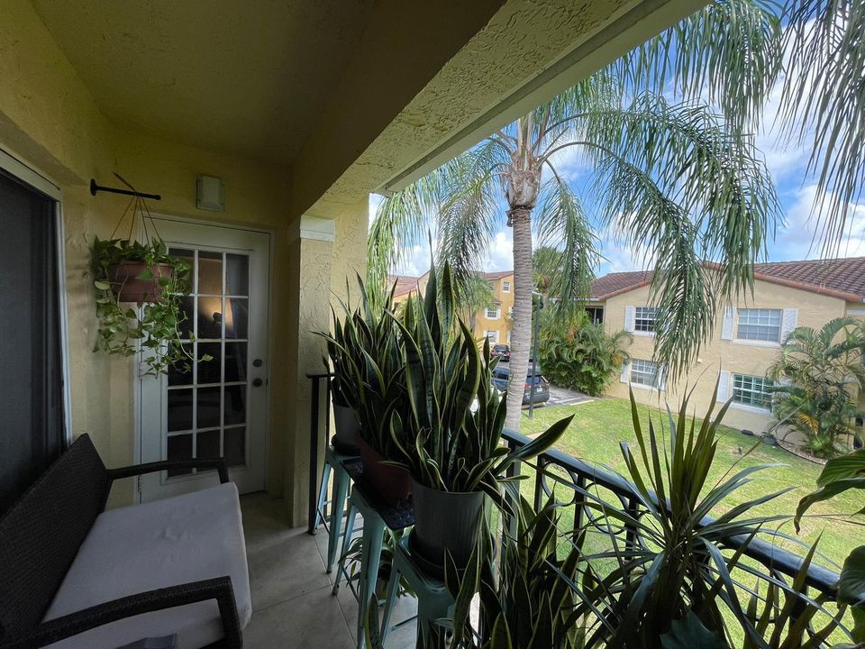 Active With Contract: $2,100 (2 beds, 2 baths, 923 Square Feet)