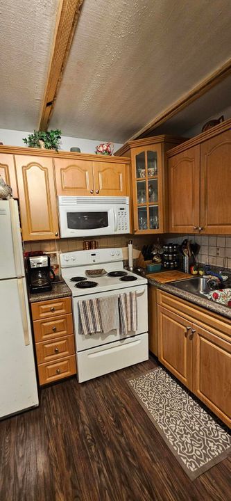 For Sale: $95,000 (1 beds, 1 baths, 642 Square Feet)