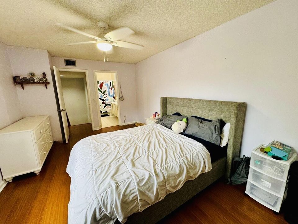 For Sale: $300,000 (2 beds, 2 baths, 1398 Square Feet)