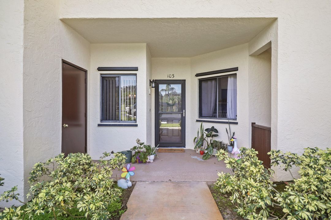 For Sale: $229,900 (2 beds, 2 baths, 1196 Square Feet)