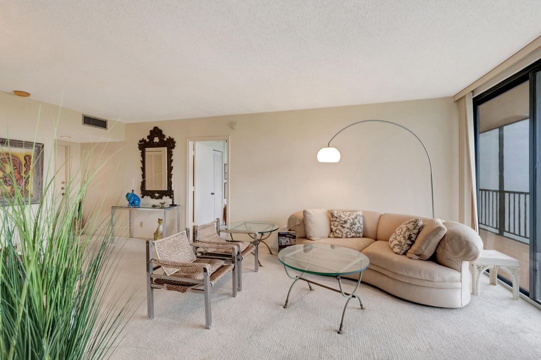 Active With Contract: $279,000 (2 beds, 2 baths, 1255 Square Feet)