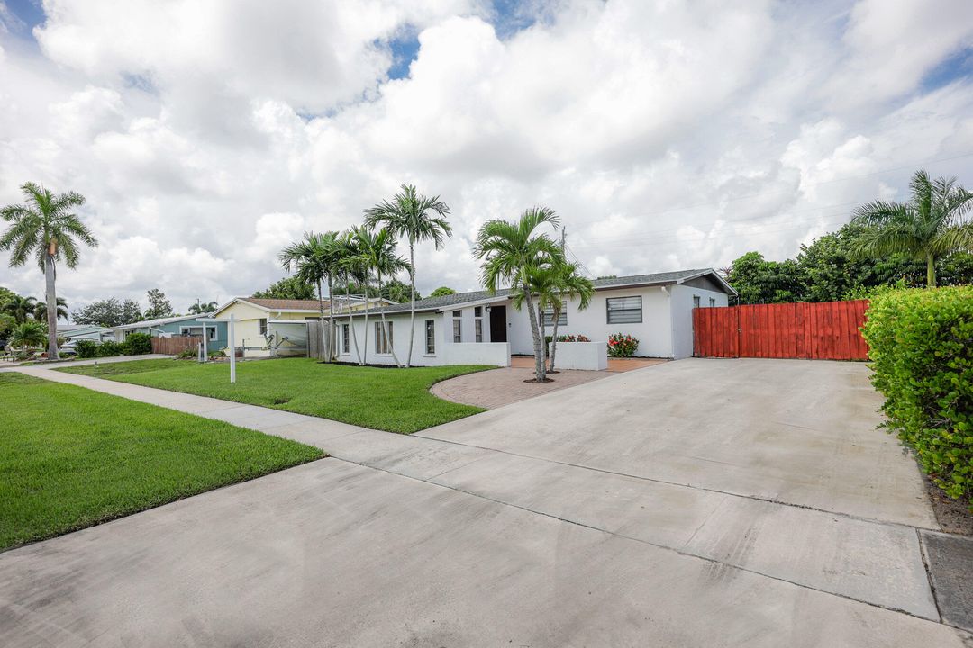 Active With Contract: $490,000 (3 beds, 2 baths, 1427 Square Feet)