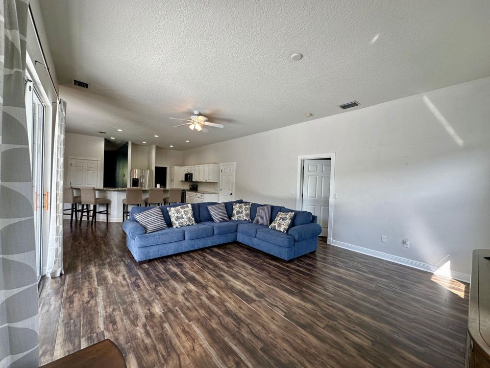 Active With Contract: $4,800 (5 beds, 3 baths, 2611 Square Feet)