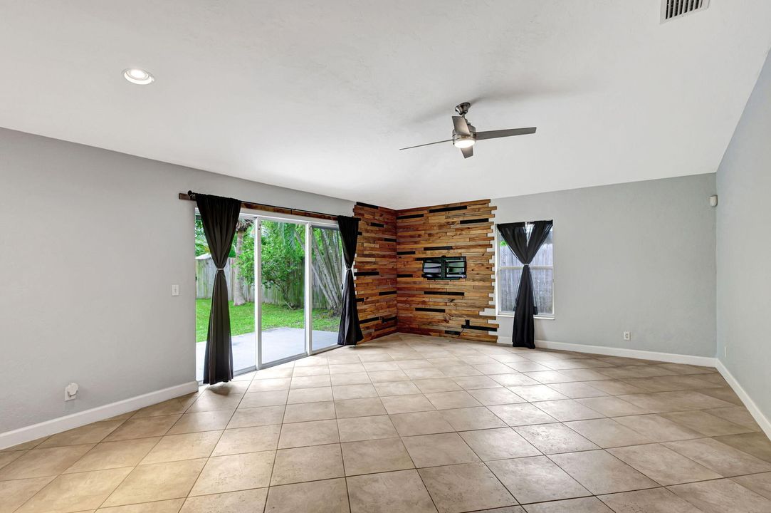 Active With Contract: $3,400 (3 beds, 2 baths, 1370 Square Feet)