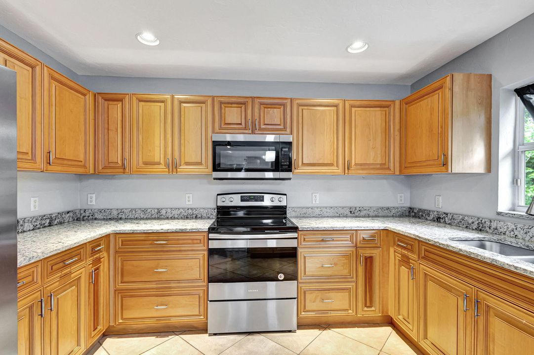 Active With Contract: $3,400 (3 beds, 2 baths, 1370 Square Feet)