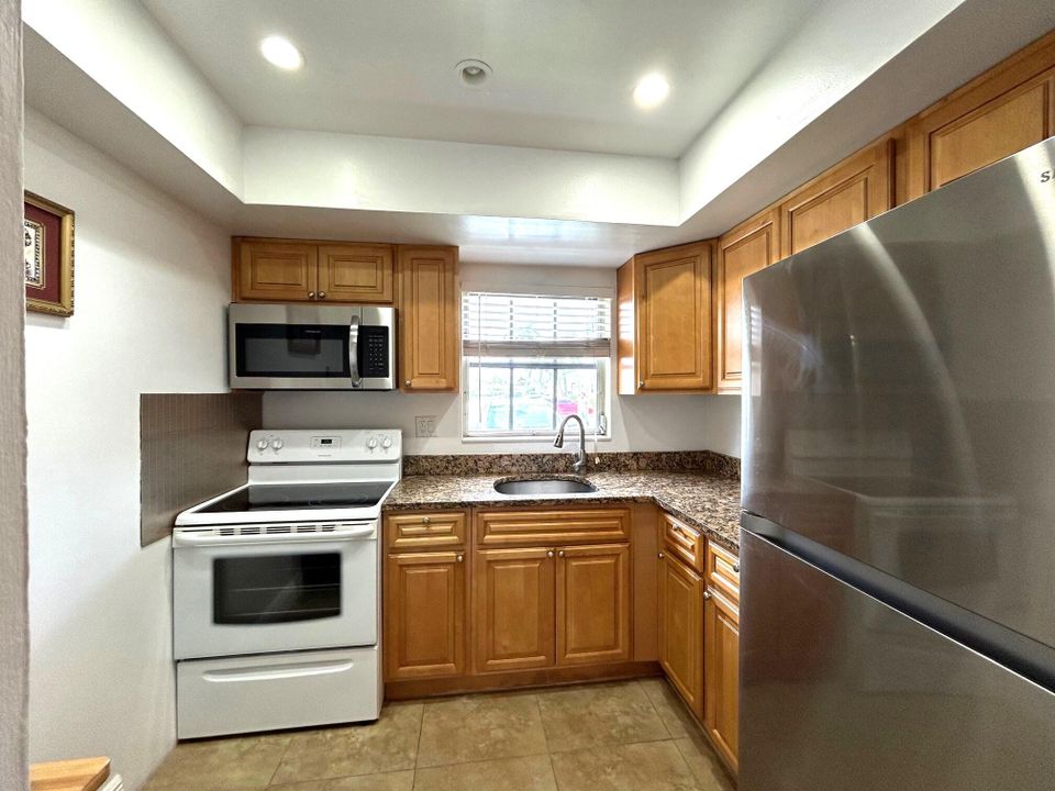 Active With Contract: $1,400 (1 beds, 1 baths, 612 Square Feet)