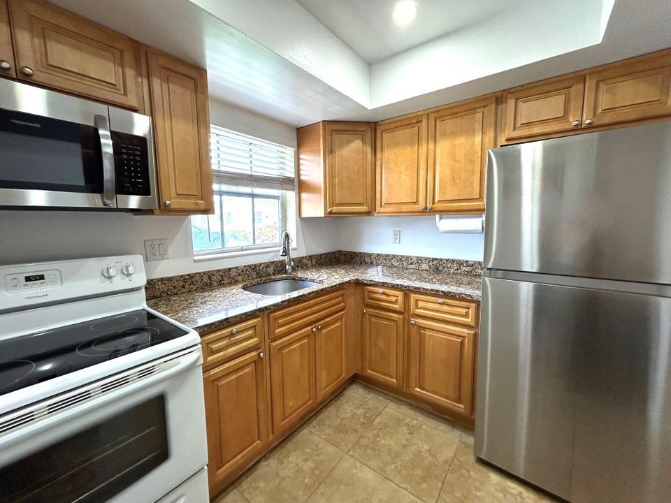 Active With Contract: $1,400 (1 beds, 1 baths, 612 Square Feet)