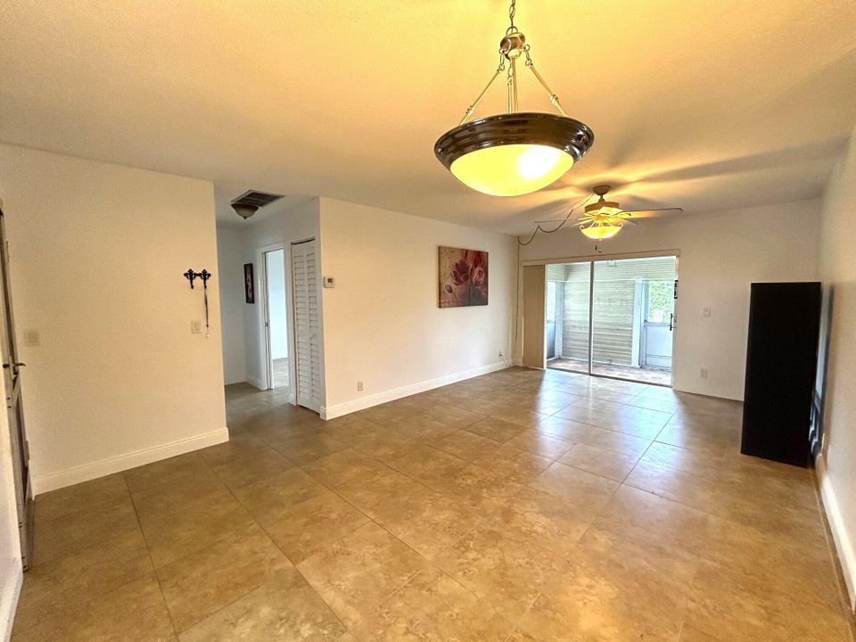 Active With Contract: $1,400 (1 beds, 1 baths, 612 Square Feet)