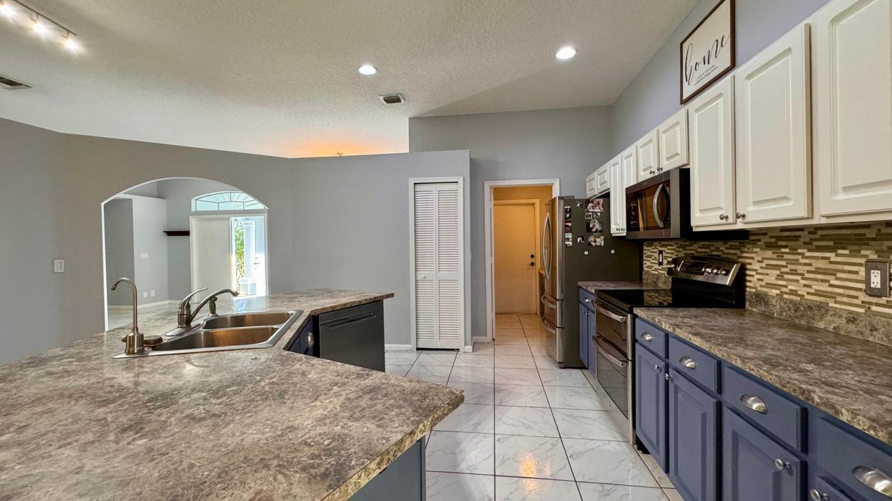 Active With Contract: $3,500 (3 beds, 2 baths, 2110 Square Feet)