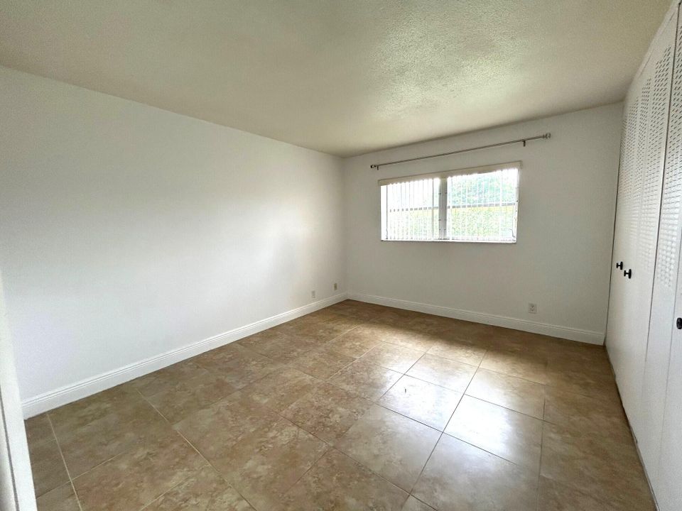 Active With Contract: $1,400 (1 beds, 1 baths, 612 Square Feet)