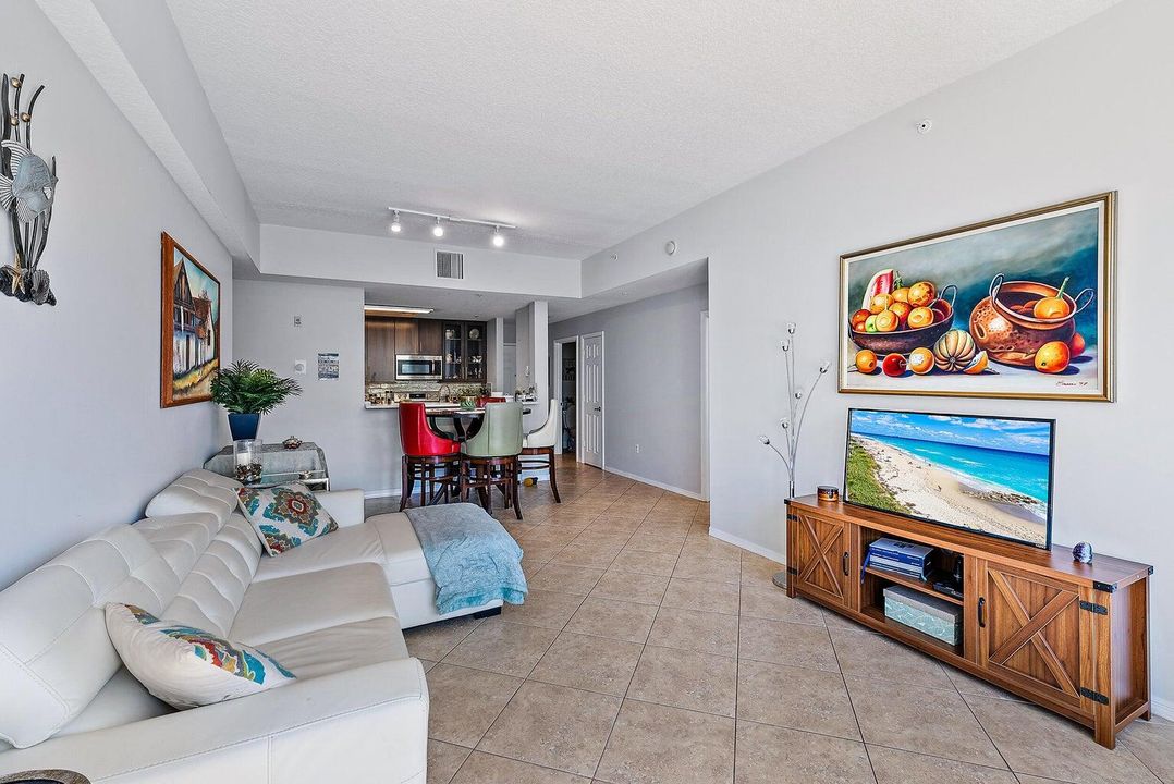 For Sale: $385,000 (2 beds, 2 baths, 1131 Square Feet)