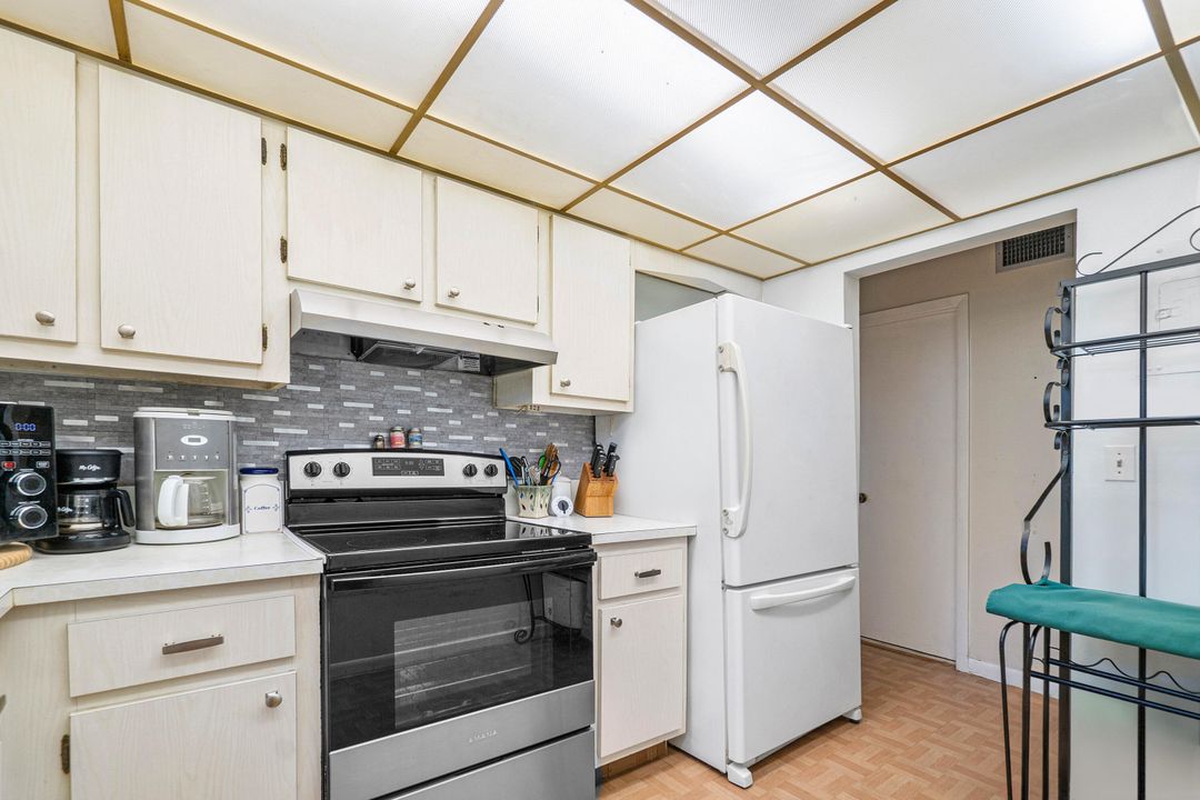 Active With Contract: $115,000 (1 beds, 1 baths, 712 Square Feet)