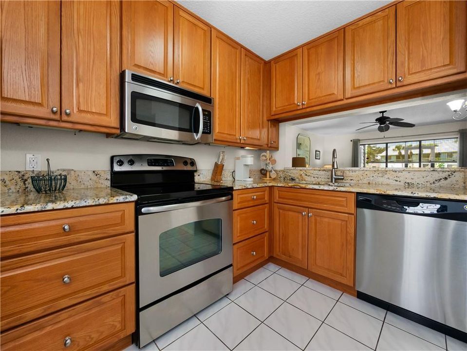 For Sale: $280,000 (2 beds, 2 baths, 1060 Square Feet)