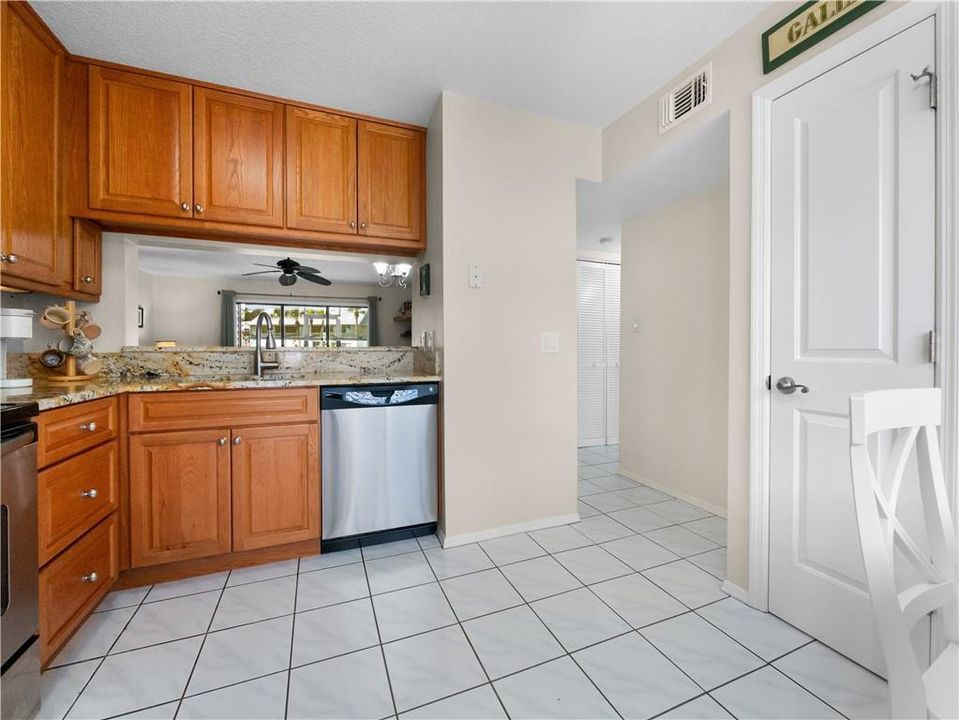 For Sale: $280,000 (2 beds, 2 baths, 1060 Square Feet)