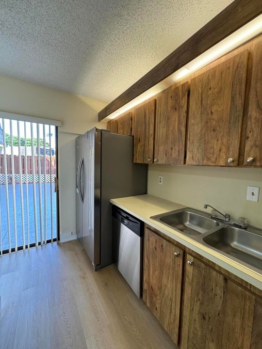 Active With Contract: $2,900 (3 beds, 2 baths, 1540 Square Feet)