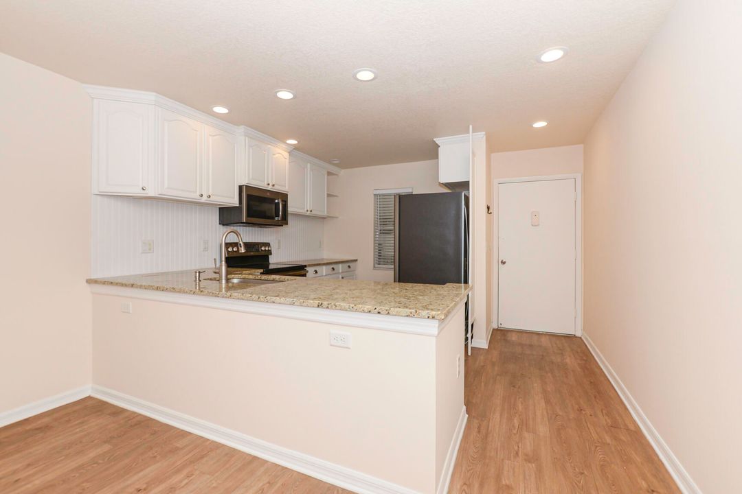 For Sale: $125,000 (2 beds, 1 baths, 924 Square Feet)