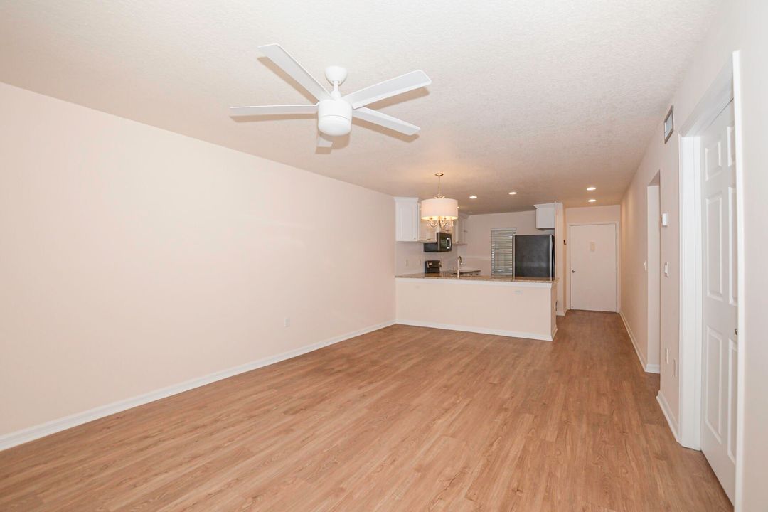 For Sale: $125,000 (2 beds, 1 baths, 924 Square Feet)