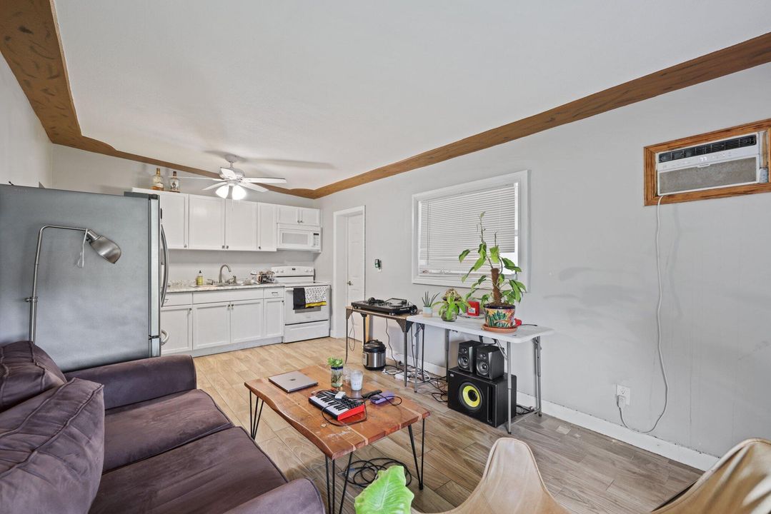 Active With Contract: $319,900 (2 beds, 1 baths, 876 Square Feet)